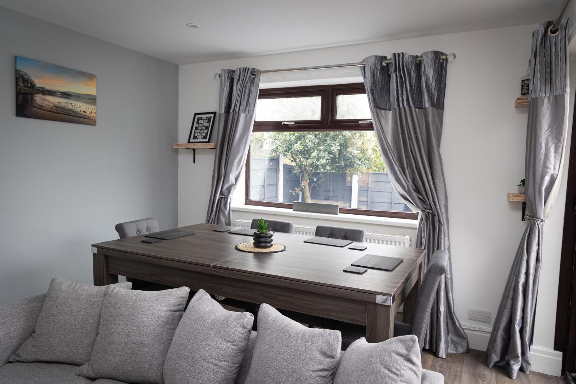 Carpe Diem - Stunning 4 Bed With Games Table Holiday home *